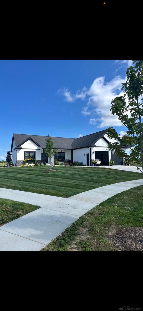 184 Queens Creek Dr N, Frankenmuth, MI, 48734-1356 | Card Image