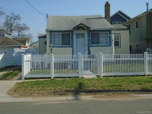 12 North Blvd, East Rockaway, NY, 11518-1809 | Card Image