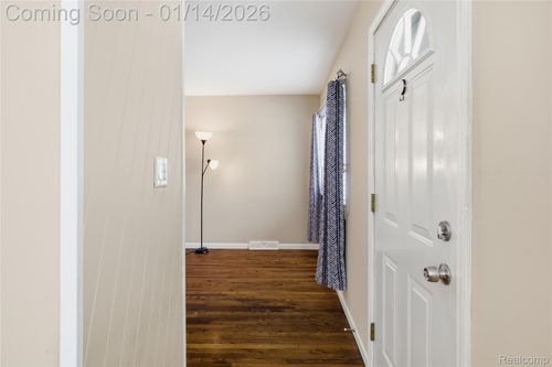 18634 Common Rd, Roseville, MI, 48066-2172 | Card Image