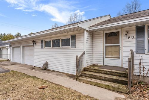 913 Fern St, Traverse City, MI, 49686-3411 | Card Image