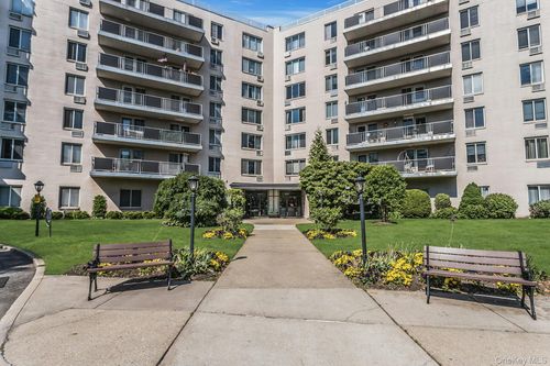 5-l-135 Post Ave, Westbury, NY, 11590-3161 | Card Image
