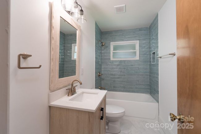 Full Bathroom | Image 16