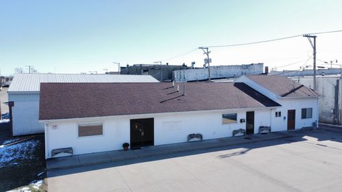 123 W Oak St, Watseka, IL, 60970-1910 | Card Image