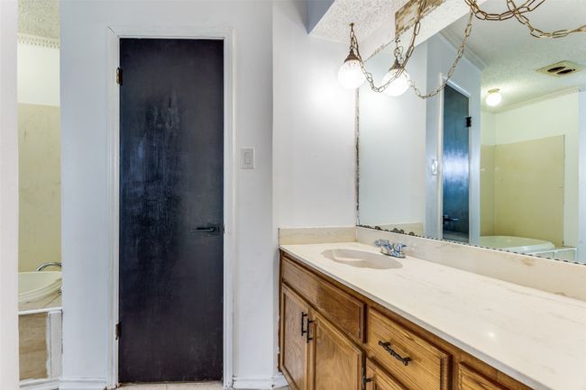 104 Ne Rosamond St, House other with 3 bedrooms, 2 bathrooms and null parking in Burleson TX | Image 17