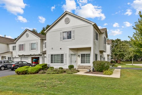 122-122 Creston Cir, Aurora, IL, 60504-6680 | Card Image