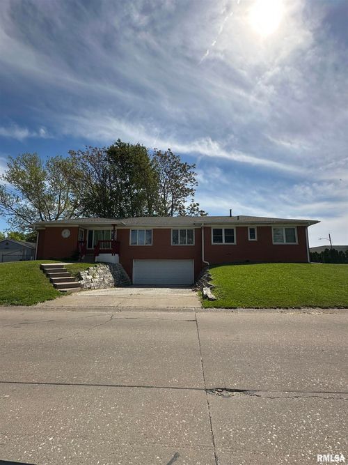 4016 1st St, East Moline, IL, 61244-3328 | Card Image