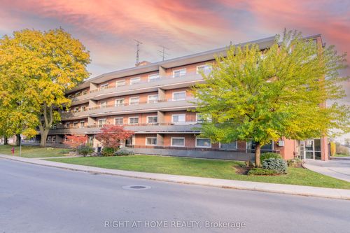 211-11 Woodman Dr S, Hamilton, ON, L8K4E3 | Card Image