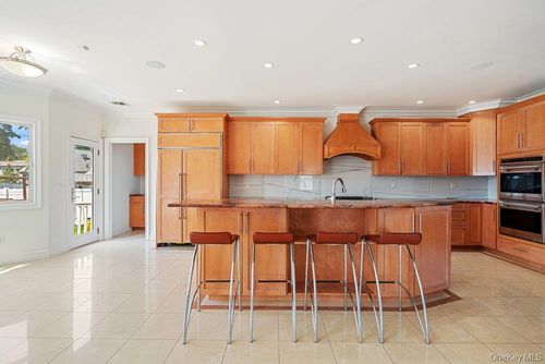 70 S Crescent Dr, Farmingdale, NY, 11735-4322 | Card Image