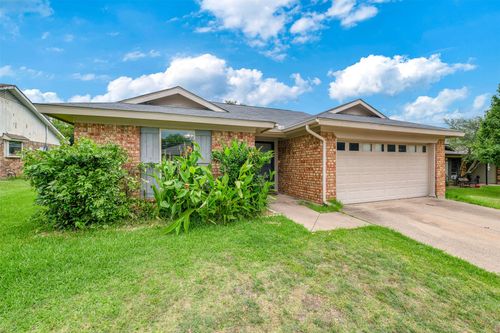 8212 April Ln, Watauga, TX, 76148-1108 | Card Image