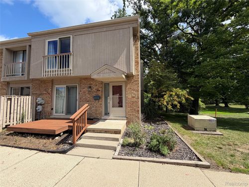 18-629 Oakbrook W, Rochester Hills, MI, 48307-1133 | Card Image