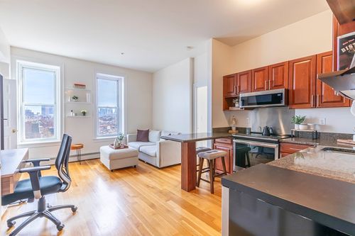 76-483 Beacon St, Boston, MA, 02115-1323 | Card Image