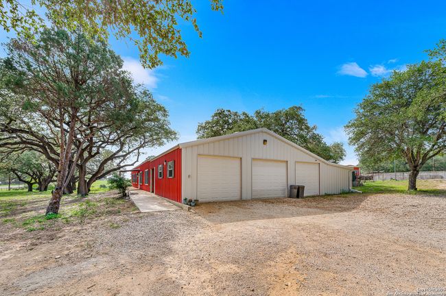 1015 Fm 2200 W, House other with 3 bedrooms, 3 bathrooms and null parking in Devine TX | Image 5