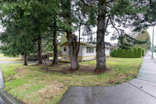 692 Blue Mountain St, House other with 3 bedrooms, 1 bathrooms and 6 parking in Coquitlam BC | Image 4