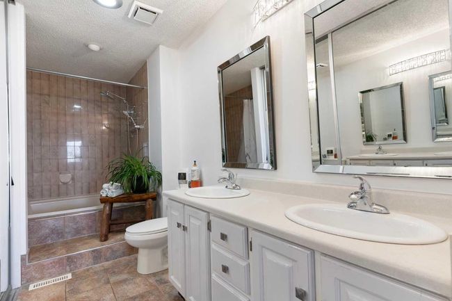 33 - 448 Strathcona Dr Sw, Townhouse with 3 bedrooms, 4 bathrooms and 4 parking in Calgary AB | Image 24