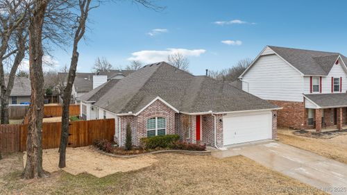 201 S Walnut Ave, Broken Arrow, OK, 74012-8366 | Card Image