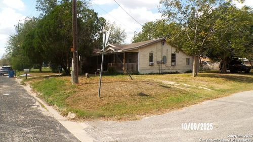 1000 W Clare St, Beeville, TX, 78102-3004 | Card Image