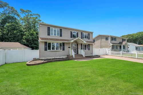 24 Worden Pl, West Babylon, NY, 11704-7522 | Card Image