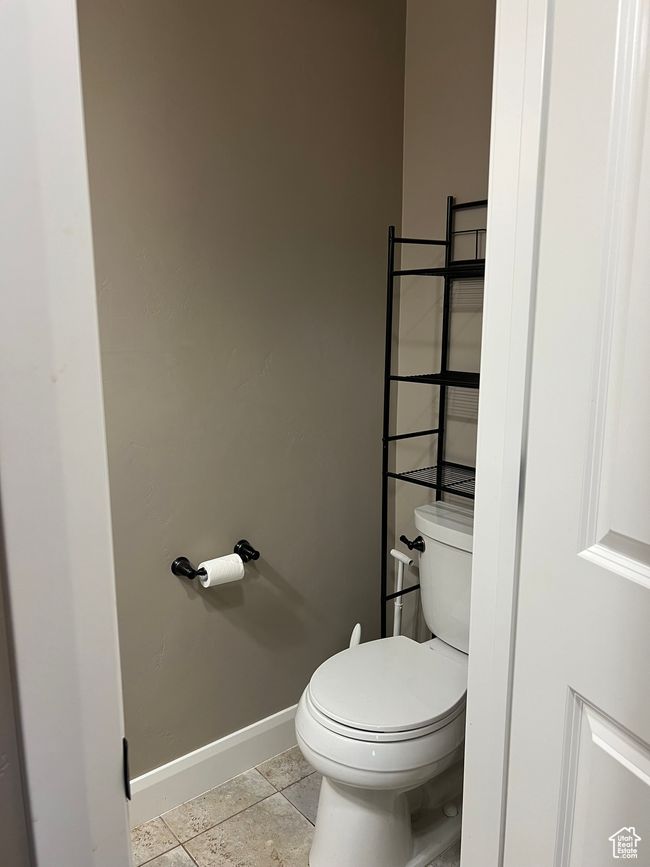 1/2 bath off living room | Image 40