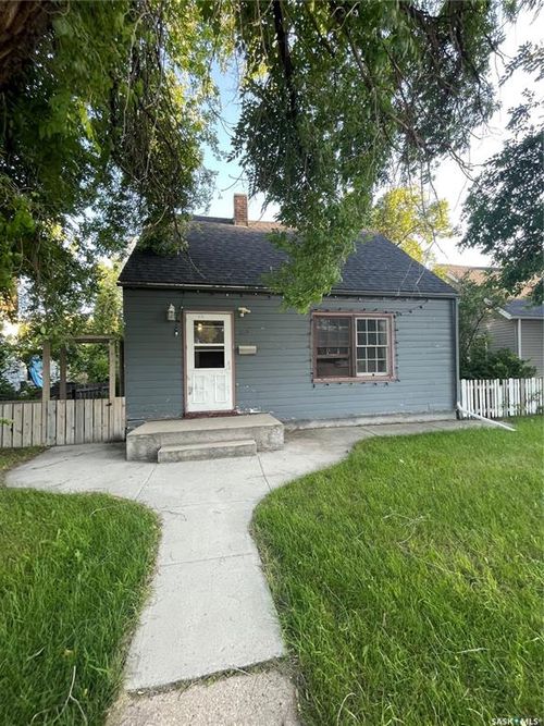 828 8th St E, Saskatoon, SK, S7H0R5 | Card Image