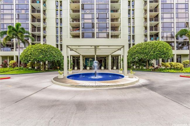Porte cochere. | Image 12
