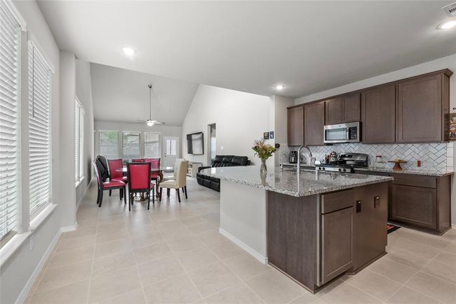 2739 Meadow View Ln, House other with 5 bedrooms, 4 bathrooms and 2 parking in Conroe TX | Image 5