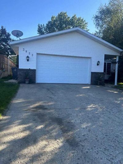 3823 51 Avenue Close, House detached with 5 bedrooms, 2 bathrooms and 4 parking in Ponoka AB | Image 2