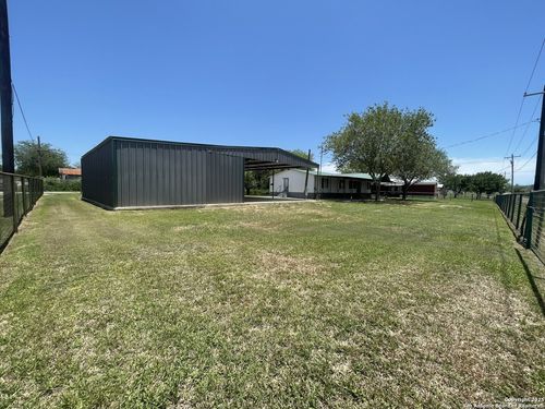 207 S Edwards Ave, Charlotte, TX, 78011-3587 | Card Image