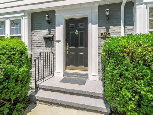 221 Manhasset Ave, Manhasset, NY, 11030-2260 | Card Image