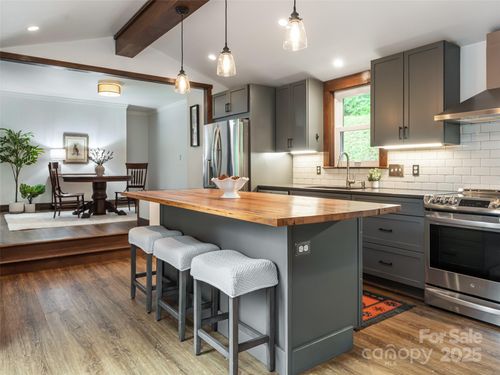3 Valley Ln, Asheville, NC, 28804-2725 | Card Image