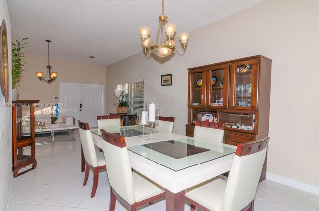 885 - 885 Tanglewood Cir, House other with 3 bedrooms, 2 bathrooms and null parking in Weston FL | Image 5