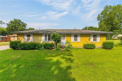 28 Forest Ln, Lexington, MO, 64067-2207 | Card Image