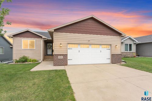 5604 W Oakcrest Dr, Sioux Falls, SD, 57107-1067 | Card Image