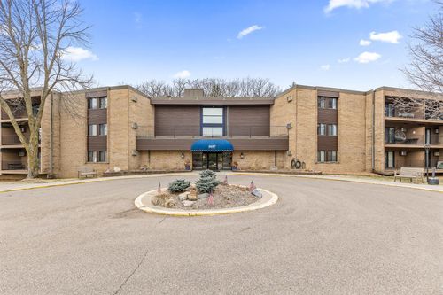 apt-213-5697 Green Circle Dr, Minnetonka, MN, 55343-9646 | Card Image