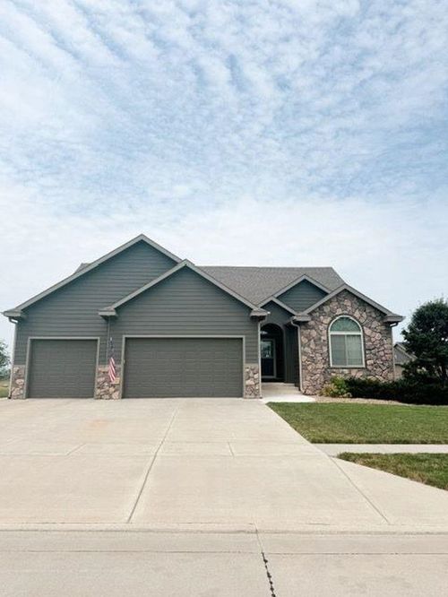 2326 Brookefield Dr, Salina, KS, 67401-4092 | Card Image
