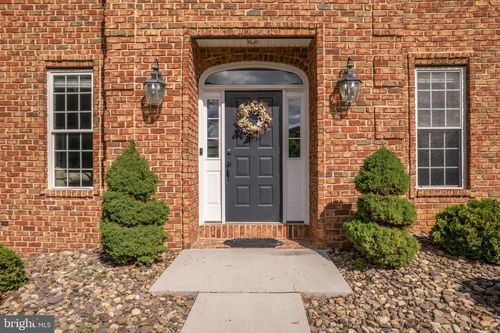 2384 Castlegreen Dr, GREENCASTLE, PA, 17225-9252 | Card Image