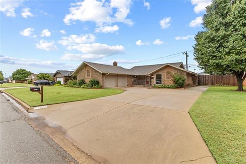 1222 E Proctor Ave, Weatherford, OK, 73096-4216 | Card Image