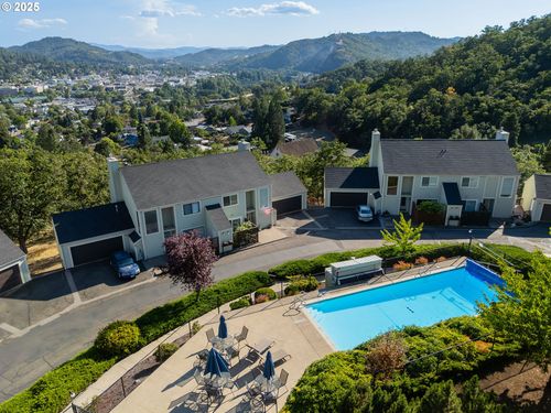 9 Ne Spyglass Loop, Roseburg, OR, 97470-6440 | Card Image