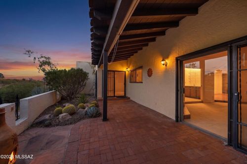 7526 N Desert Tree Dr, Tucson, AZ, 85704-7008 | Card Image