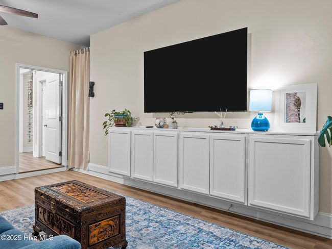 Den | Image 18