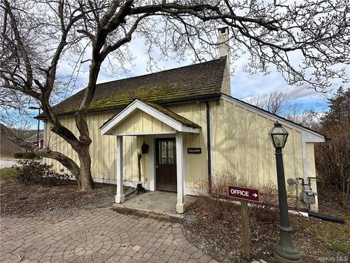 23 White Oak Dr, Chester, NY, 10918-1752 | Card Image