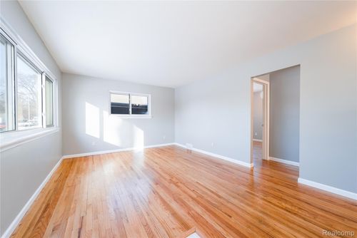 31074 Steinhauer St, Westland, MI, 48186-5032 | Card Image