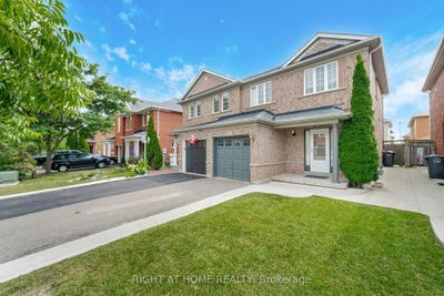 30 Mistdale Cres, Home with 3 bedrooms, 3 bathrooms and 2 parking in Brampton ON | Image 2