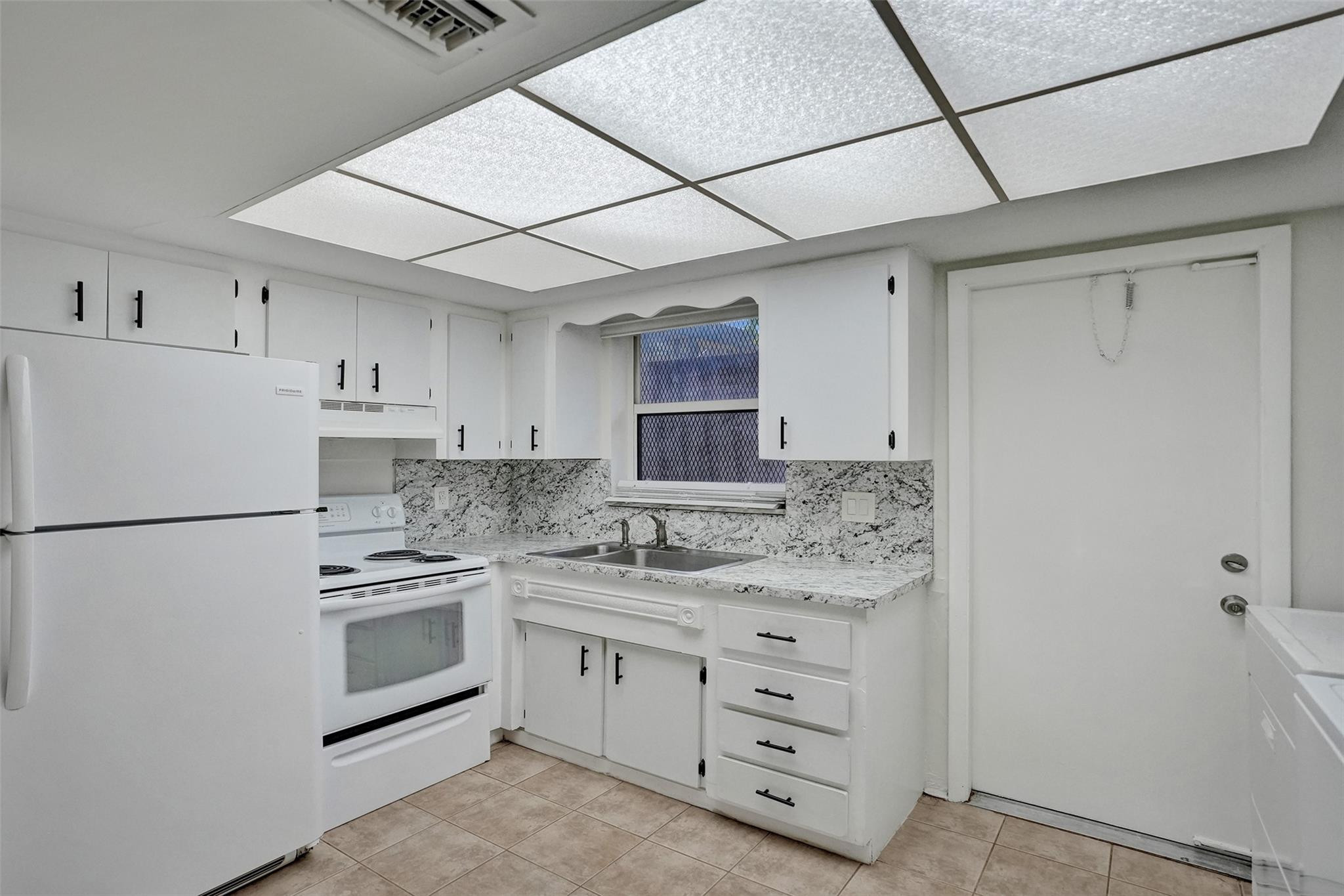 Residential Lease in Oakland Park 4