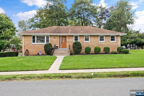 811 Manhattan Ave, Twp Washingtn, NJ, 07676-4732 | Card Image