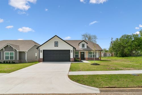 1119 E Cherry Street, Cushing, OK, 74023 | Card Image
