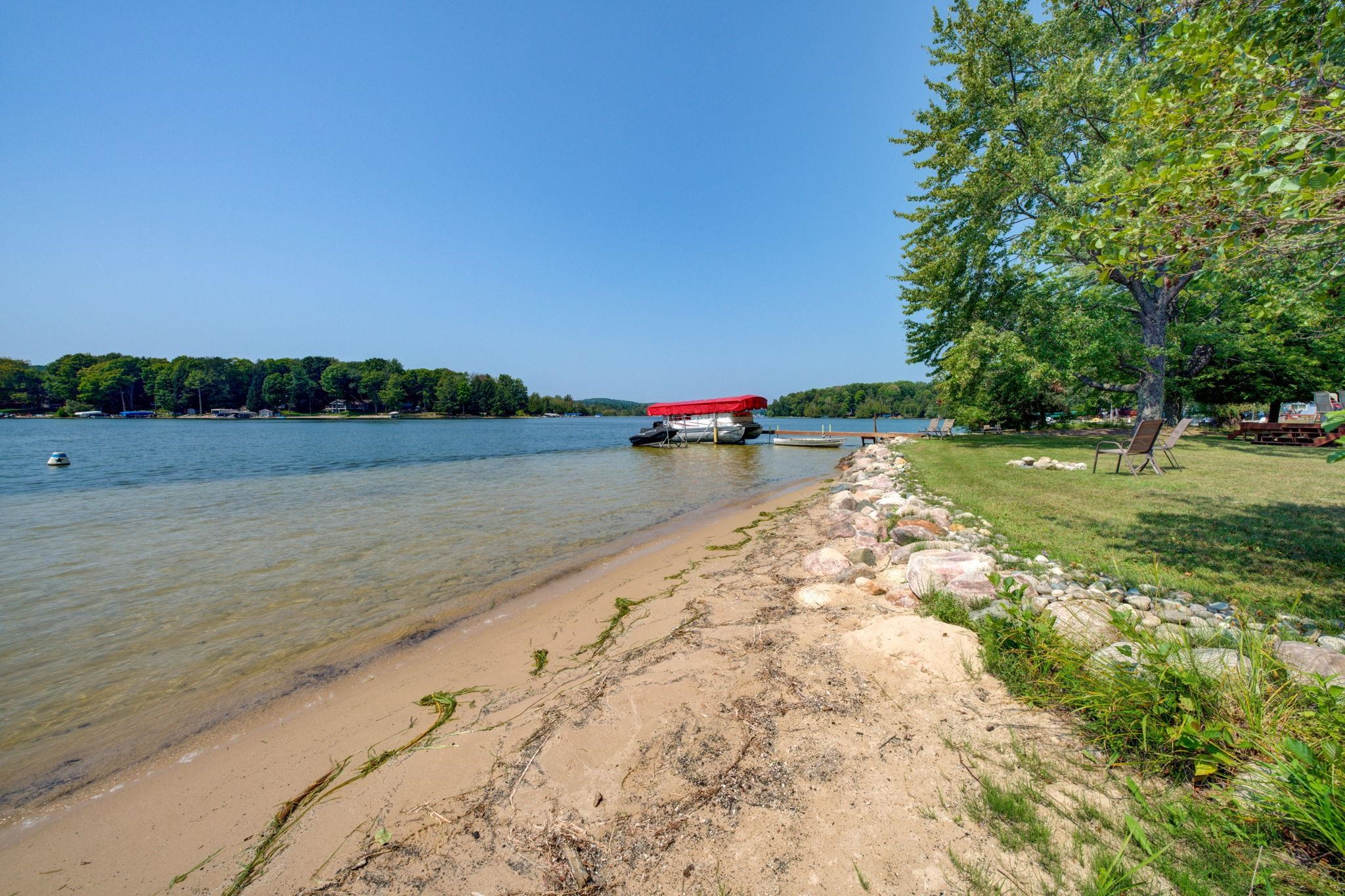 Paczesny Pl, Central Lake, MI 49622