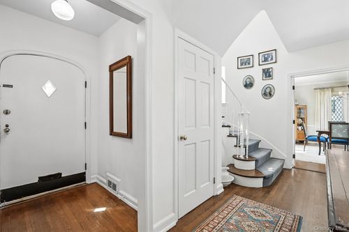 4 Villa Ln, Larchmont, NY, 10538-1249 | Card Image