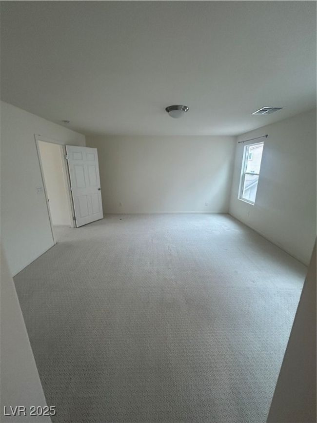 Empty room with carpet | Image 13