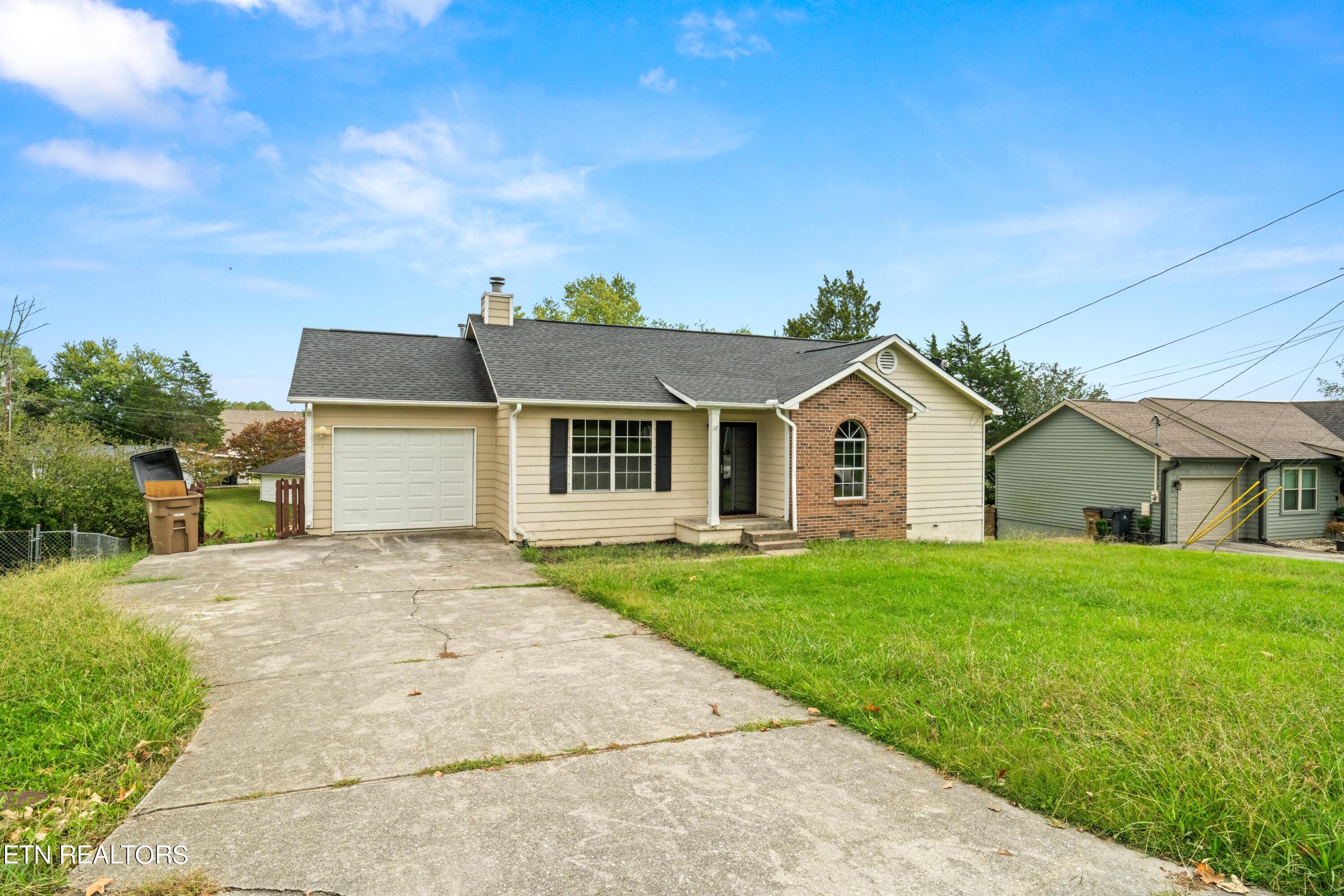 Crestpark Rd, Knoxville, TN 37912