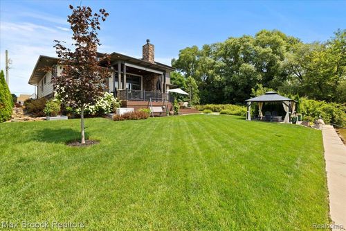 8184 Woodland Shore Dr, Brighton, MI, 48114-9307 | Card Image